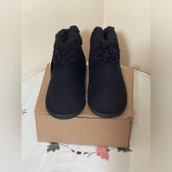 Girls Black Slippers Size 2 - Picture 3 of 6